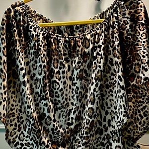 Seasonless tasteful desk to dinner leopard top. May be worn on or off shoulder.